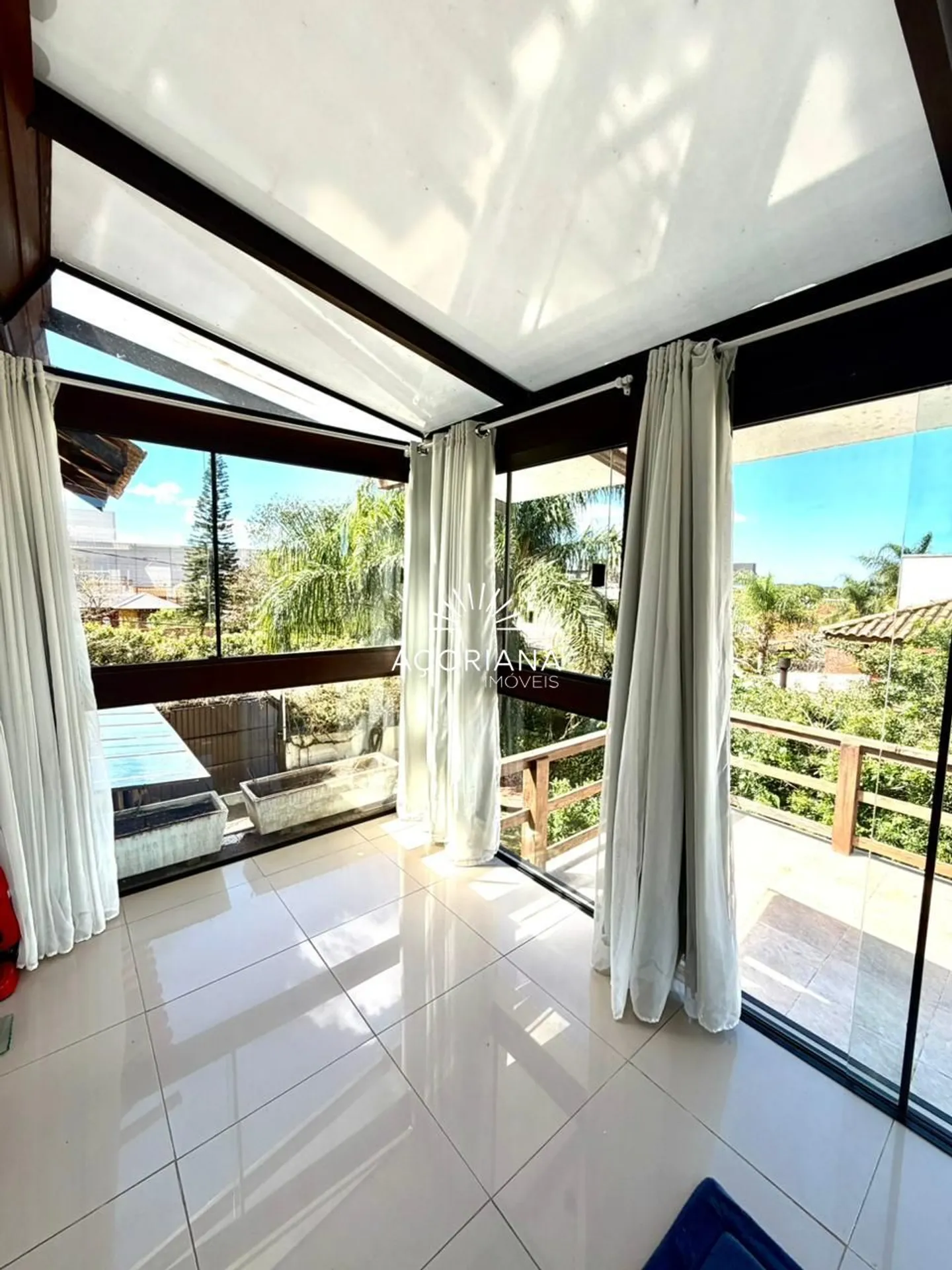 Floor-to-ceiling windows in a 3-bedroom house, 224 m² — photo 38