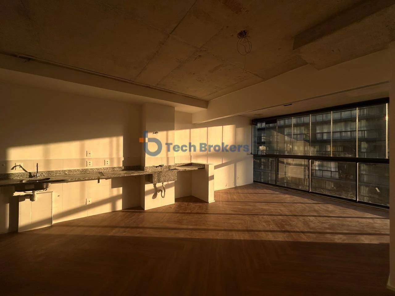 2-bedroom apartment with a glass-enclosed balcony — photo 2