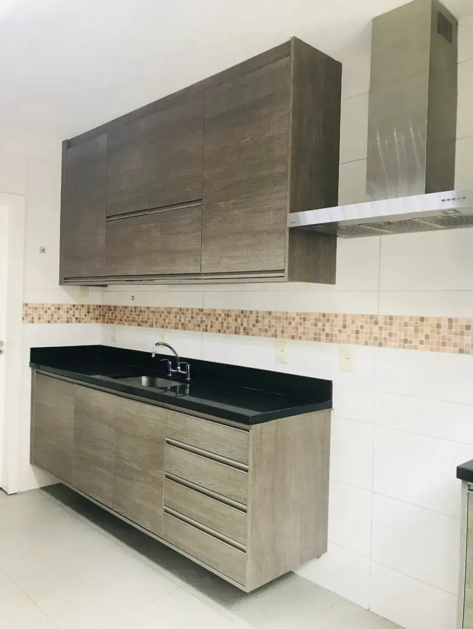 House with 4 bedrooms and 4 bathrooms and a separate kitchen — photo 12