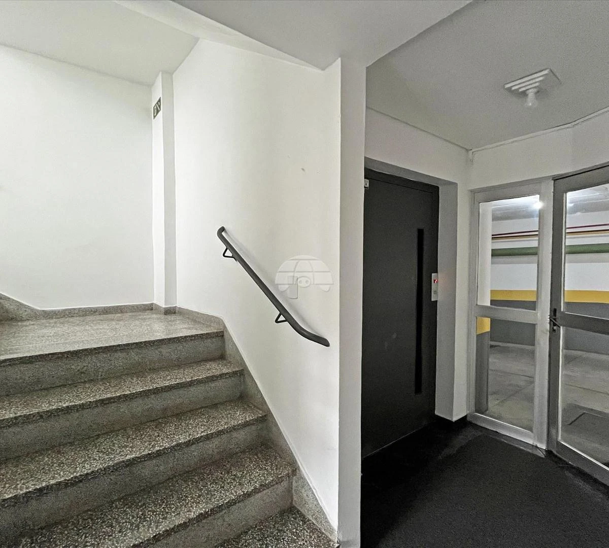 Apartamento de 1 quarto com piso de madeira ou laminado — photo 10