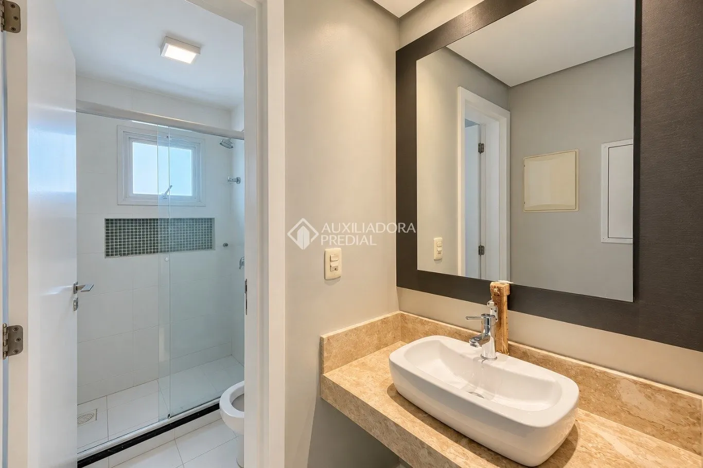 Bathtub in a 4-bedroom house, 280 m² — photo 14