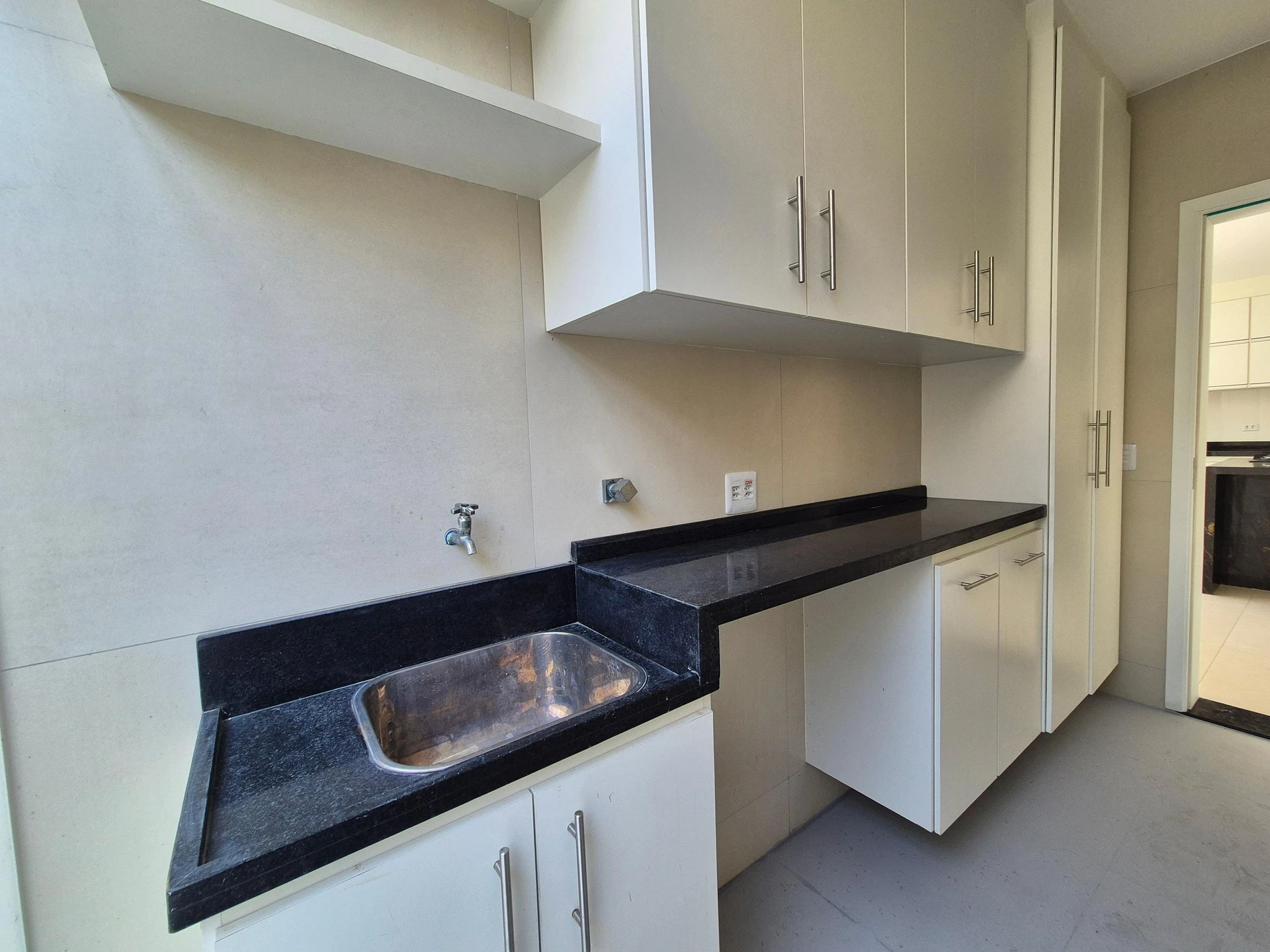 4-bedroom house with a glass-enclosed balcony — photo 28