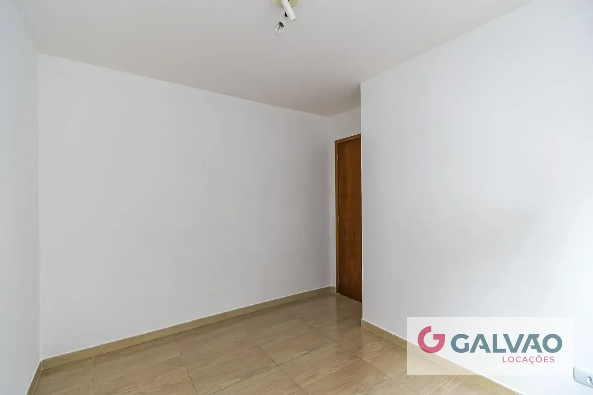 3-bedroom apartment with a glass-enclosed balcony — photo 5