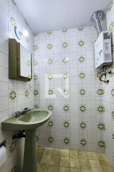 2-bedroom apartment in a building with a pool — photo 38