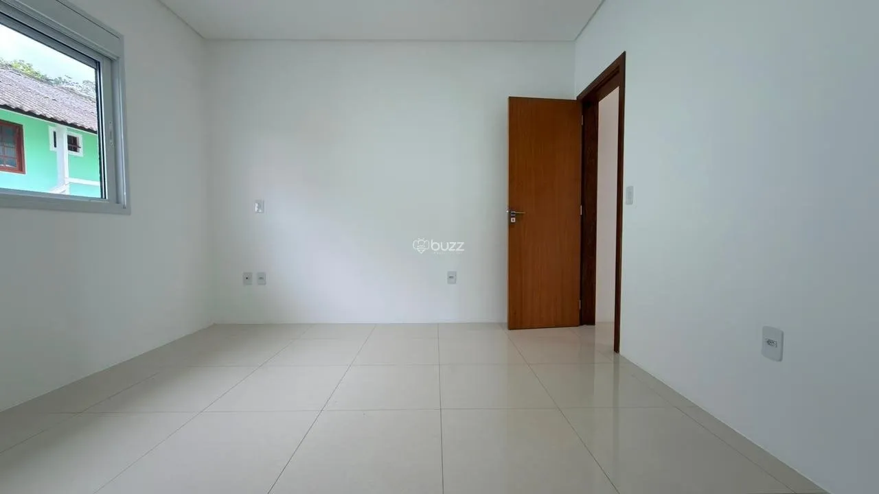 Balcony with a grill in a 2-bedroom house, 140 m² — photo 15