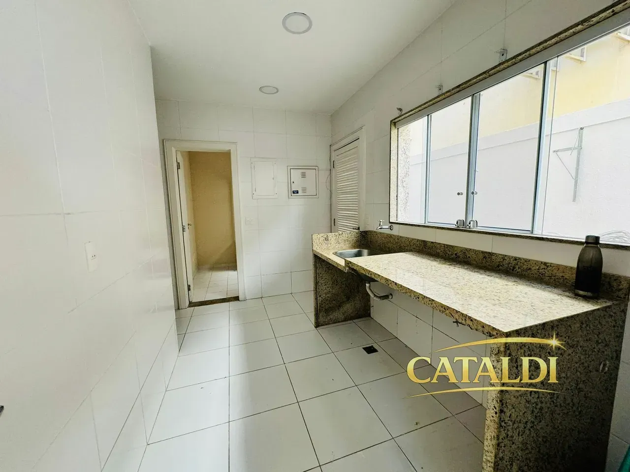 Furnished house, 400 m², with floor-to-ceiling windows