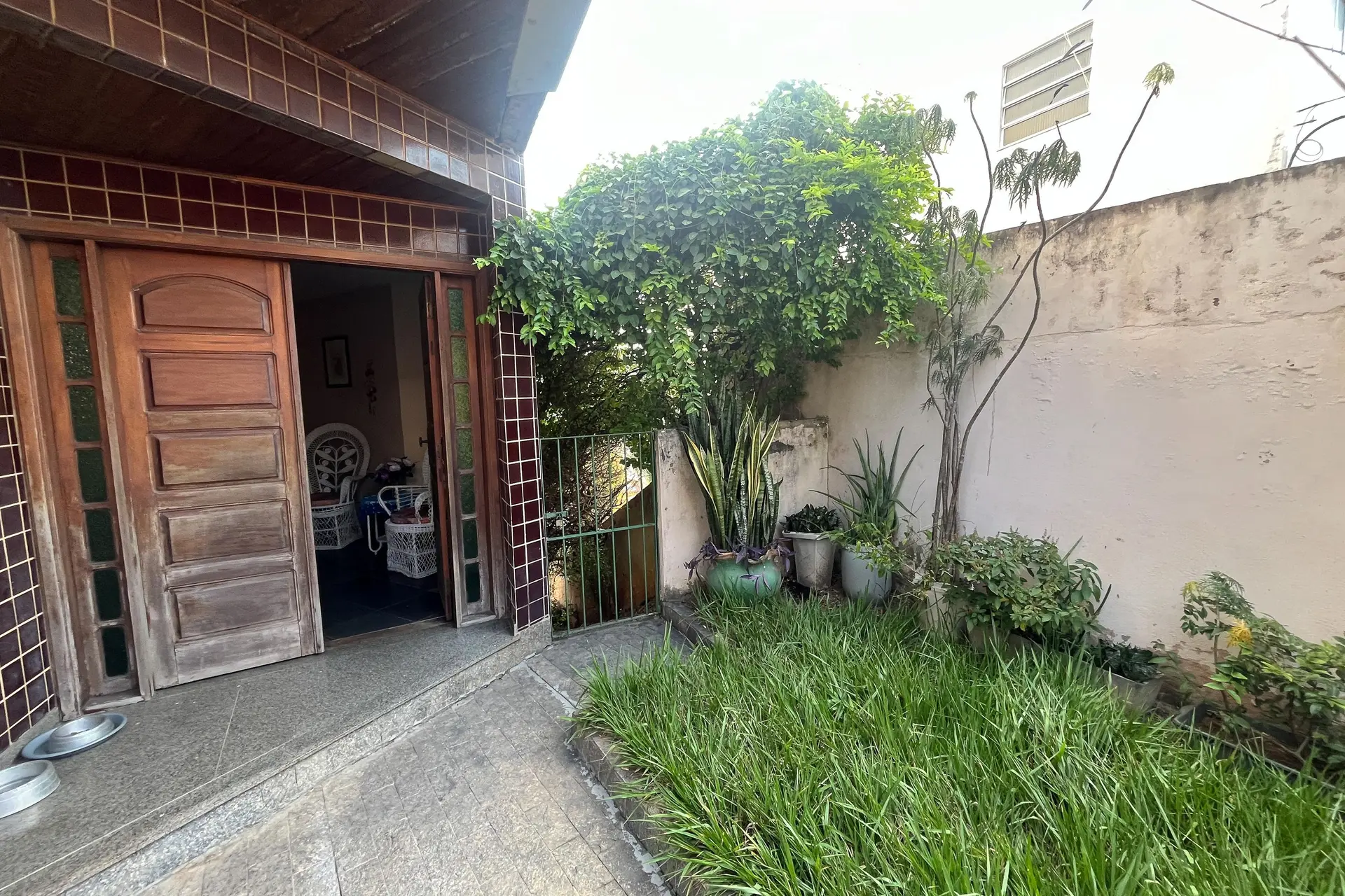 Furnished 3-bedroom apartment with laundry area — photo 34