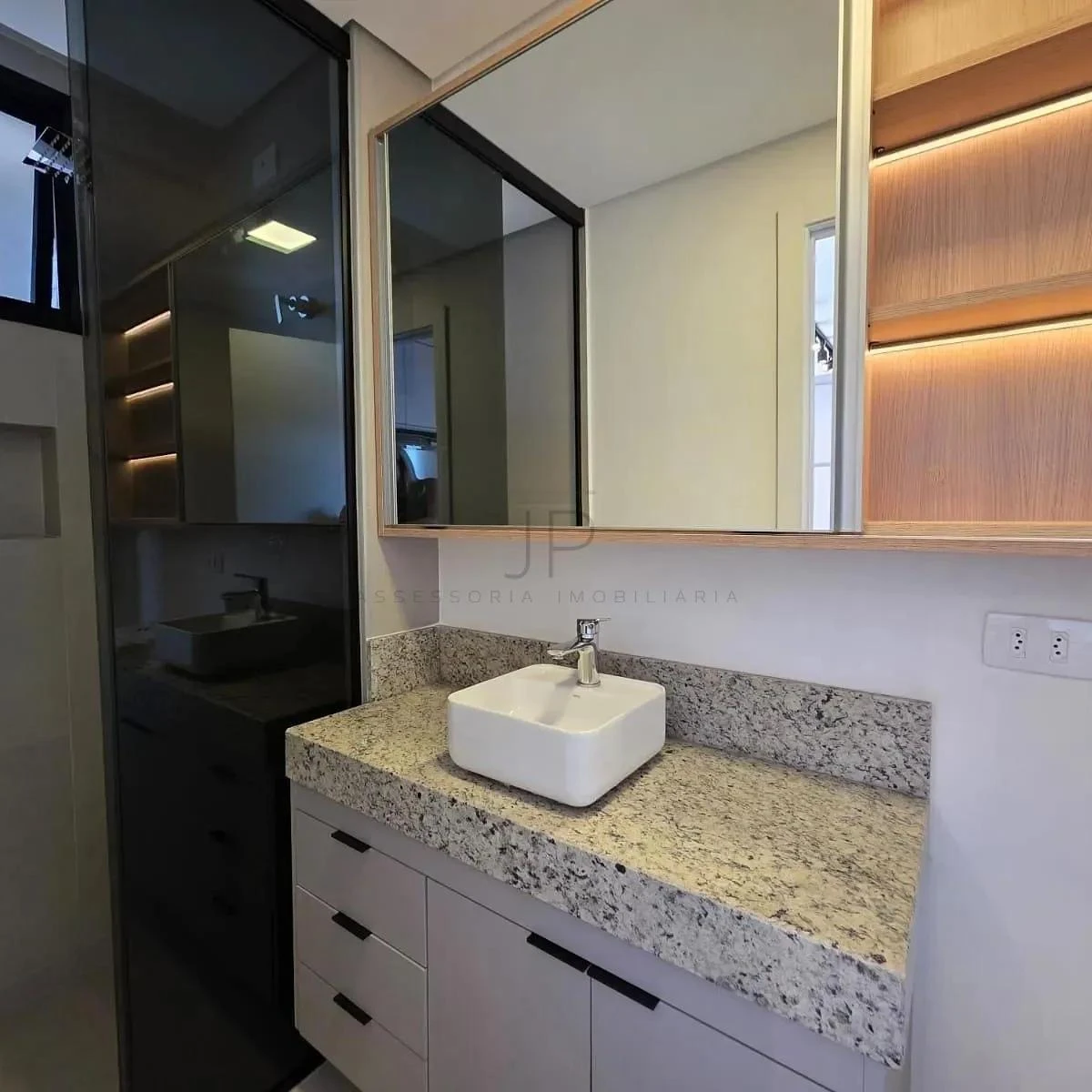 Glass-enclosed balcony in a one-bedroom apartment, 26 m² — photo 6