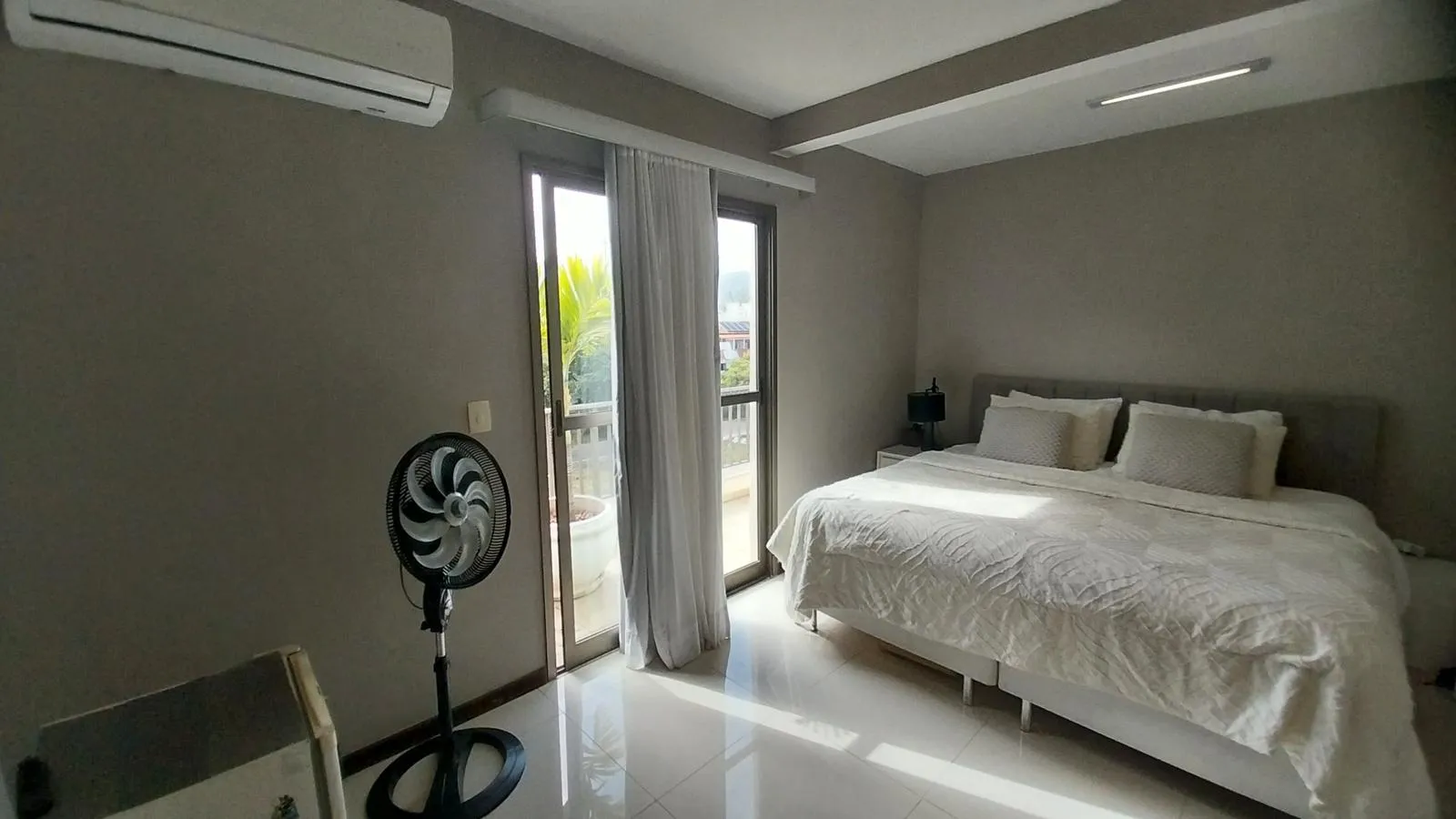 Unfurnished apartment with 4 bedrooms and 5 bathrooms — photo 31