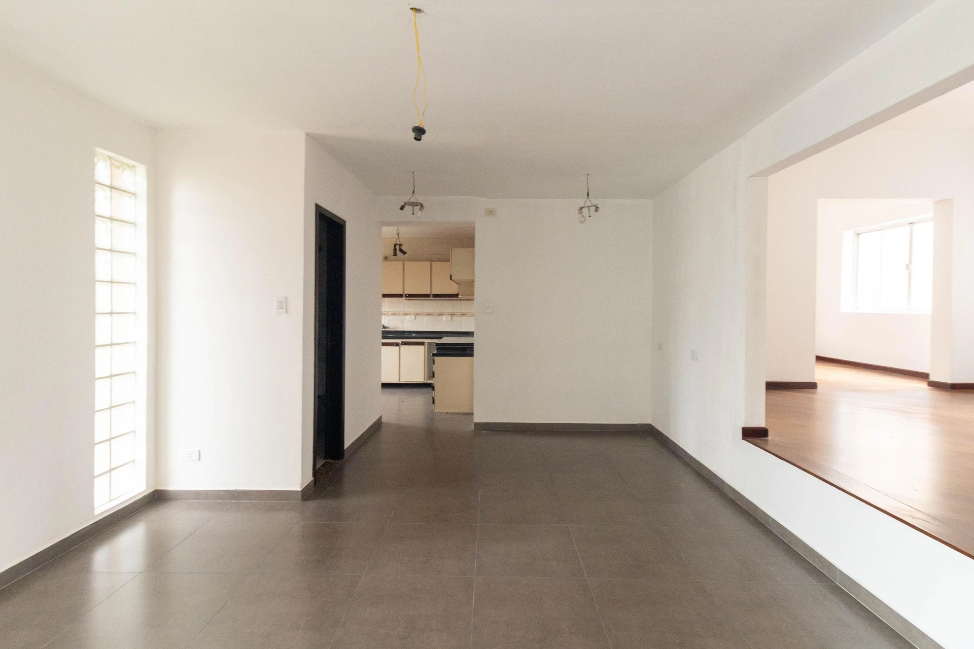 House, 195 m², with floor-to-ceiling windows — photo 2