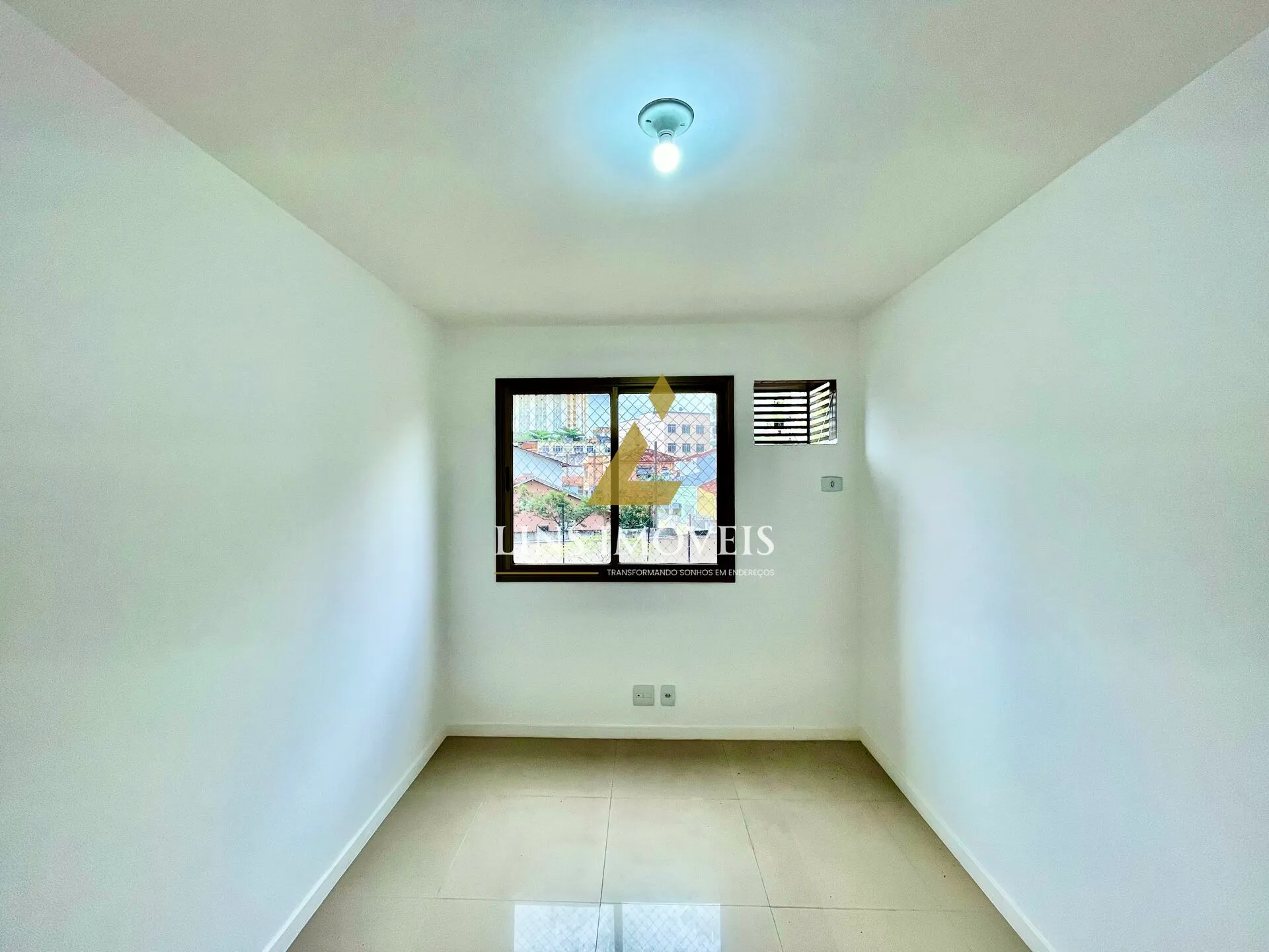 Glass-enclosed balcony in a 2-bedroom apartment, 60 m² — photo 17
