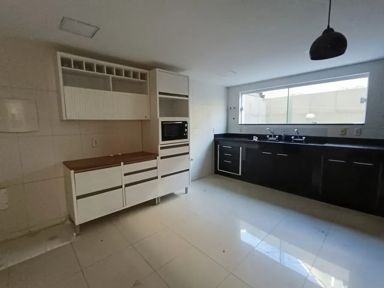 House with 4 bedrooms and 5 bathrooms — photo 36