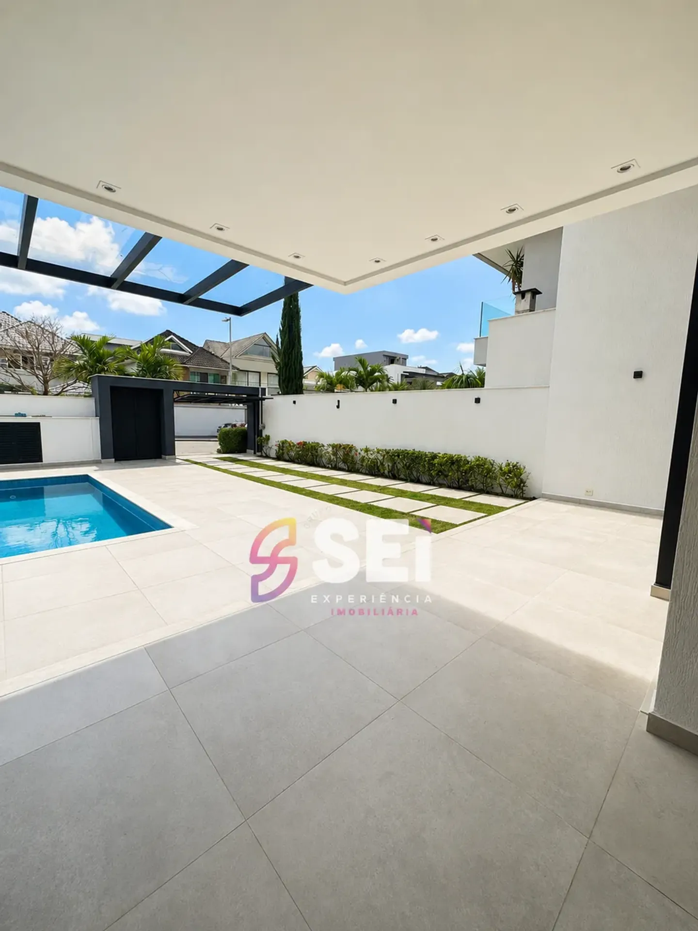 512 m² house with 5 bedrooms and open-plan kitchen — photo 3
