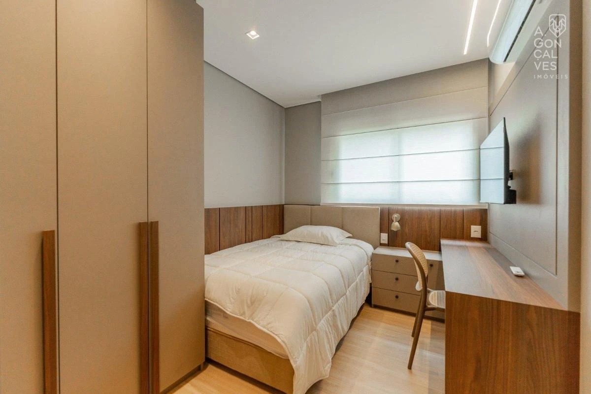Furnished apartment, 139 m², with a glass-enclosed balcony — photo 27