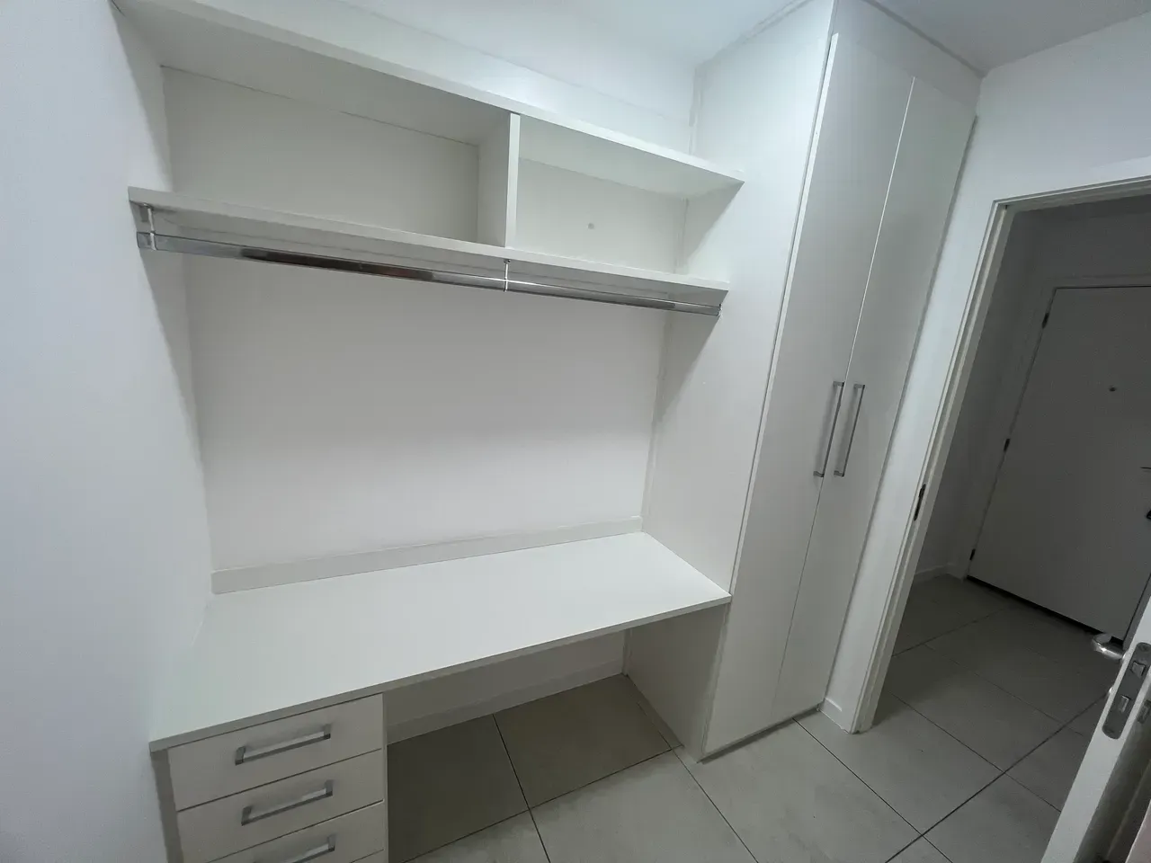 Unfurnished 2-bedroom apartment with built-in wardrobes — photo 8