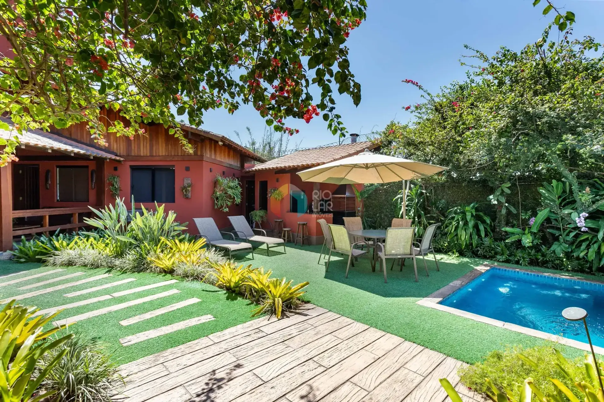 392 m² house with a home office and a grill on the balcony — photo 18