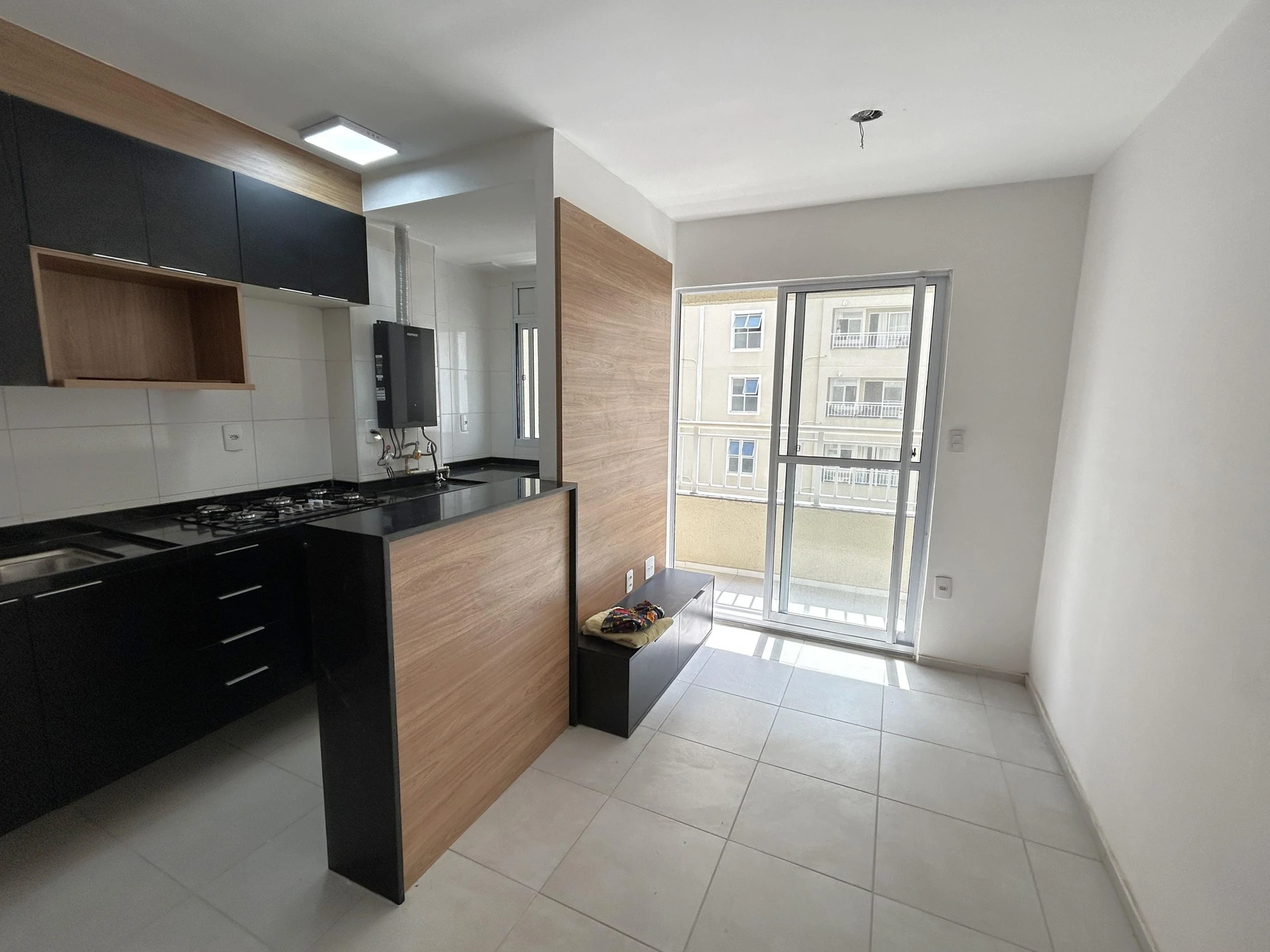 Apartamento de 2 quartos em condomínio com piscina