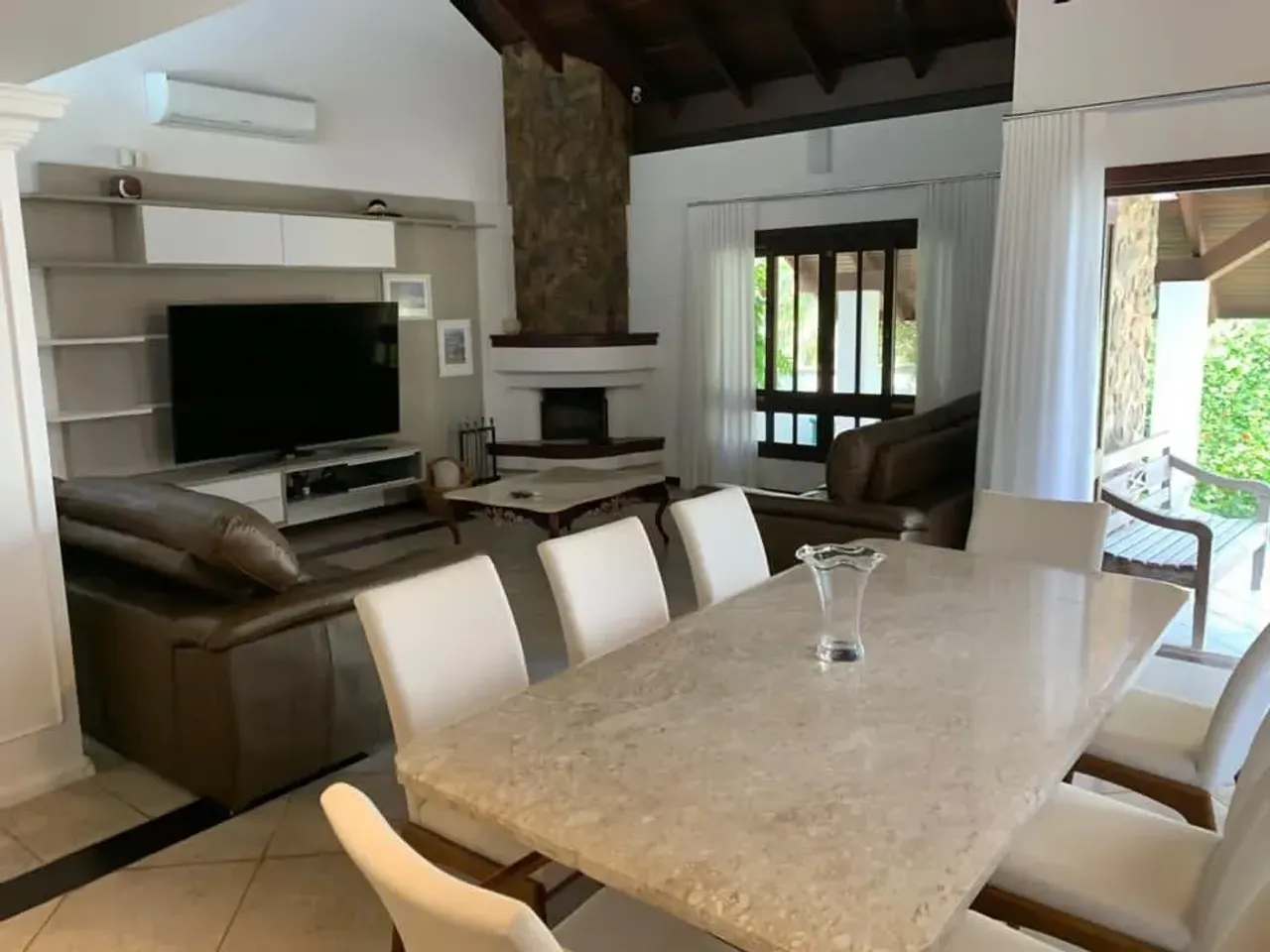 Casa mobiliada com 4 quartos e 342 m²
