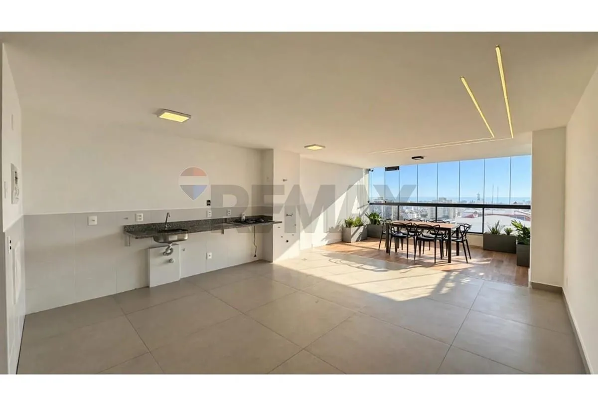 Glass-enclosed balcony in a 3-bedroom apartment, 119 m² — photo 2