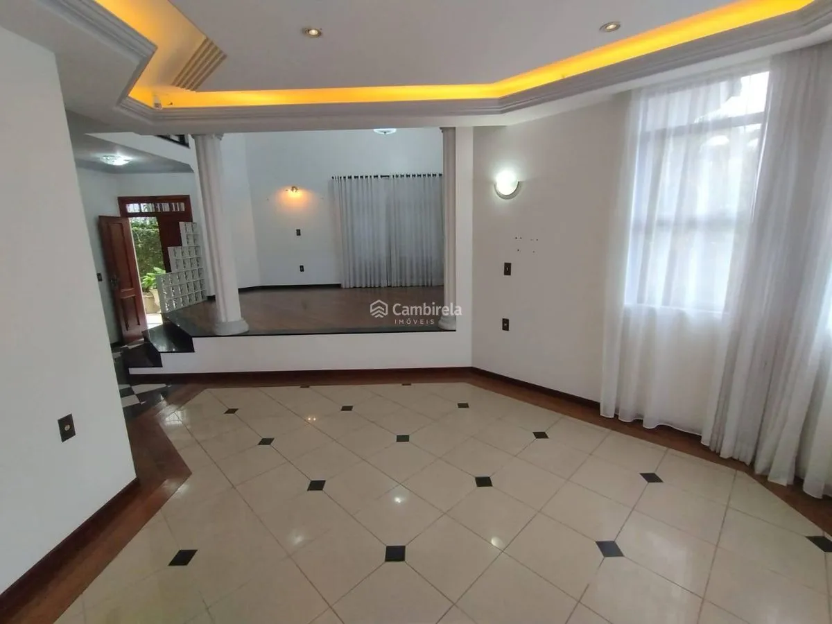 House with 4 bedrooms and 311 m² with 2 en-suites — photo 2