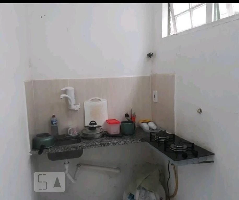 Studio with 1 bedroom and a closed kitchen with gas stove