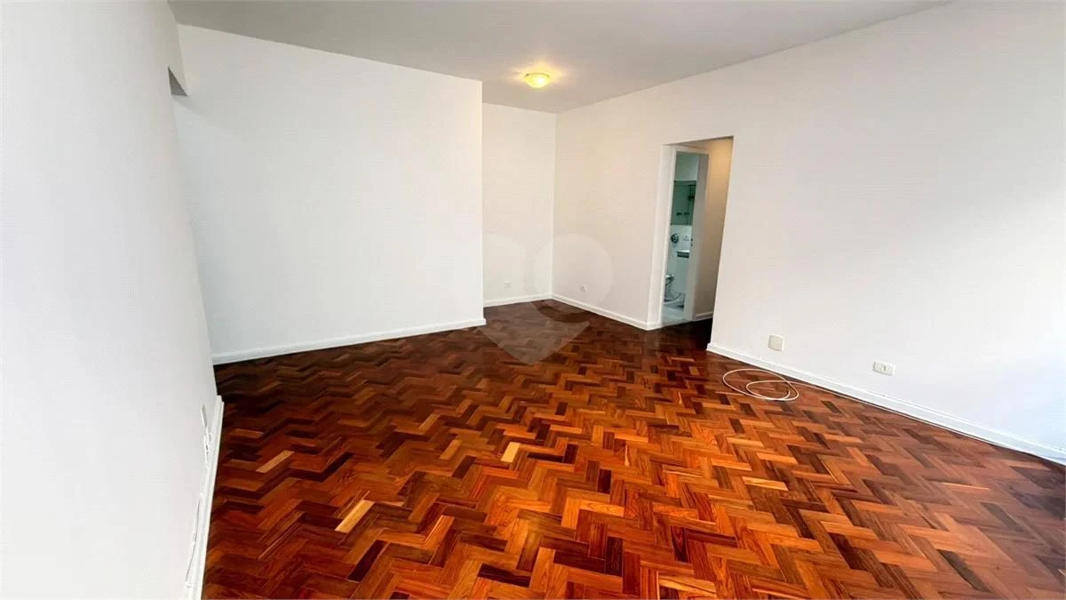 Wood or laminate floors in a 3-bedroom apartment, 91 m² — photo 25