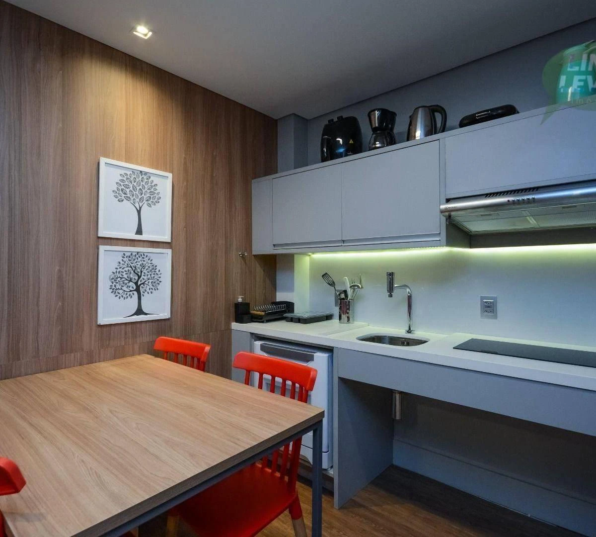 One-bedroom apartment in a building with a coworking space — photo 11