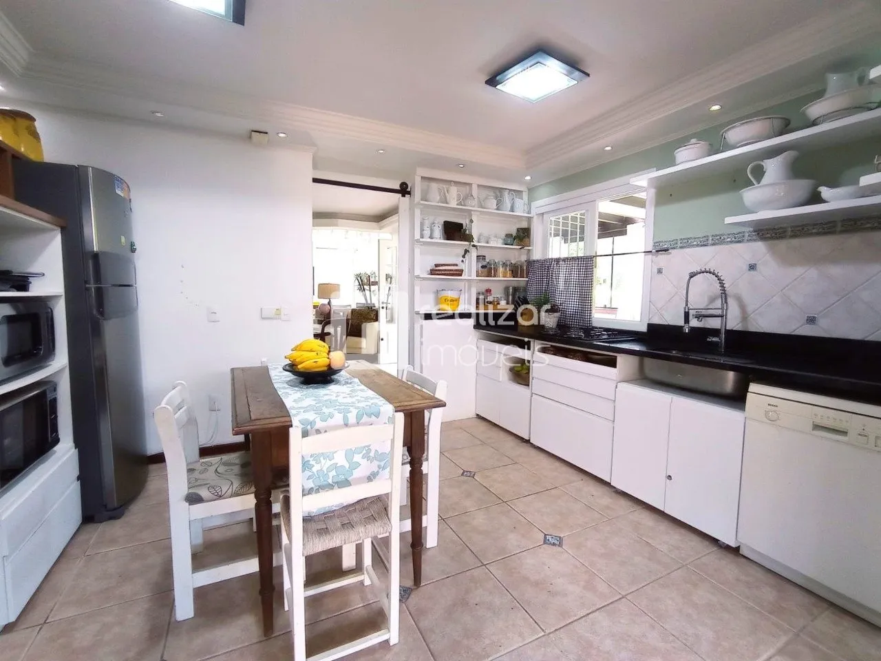 4-bedroom house with a bathtub in Florianópolis — photo 2