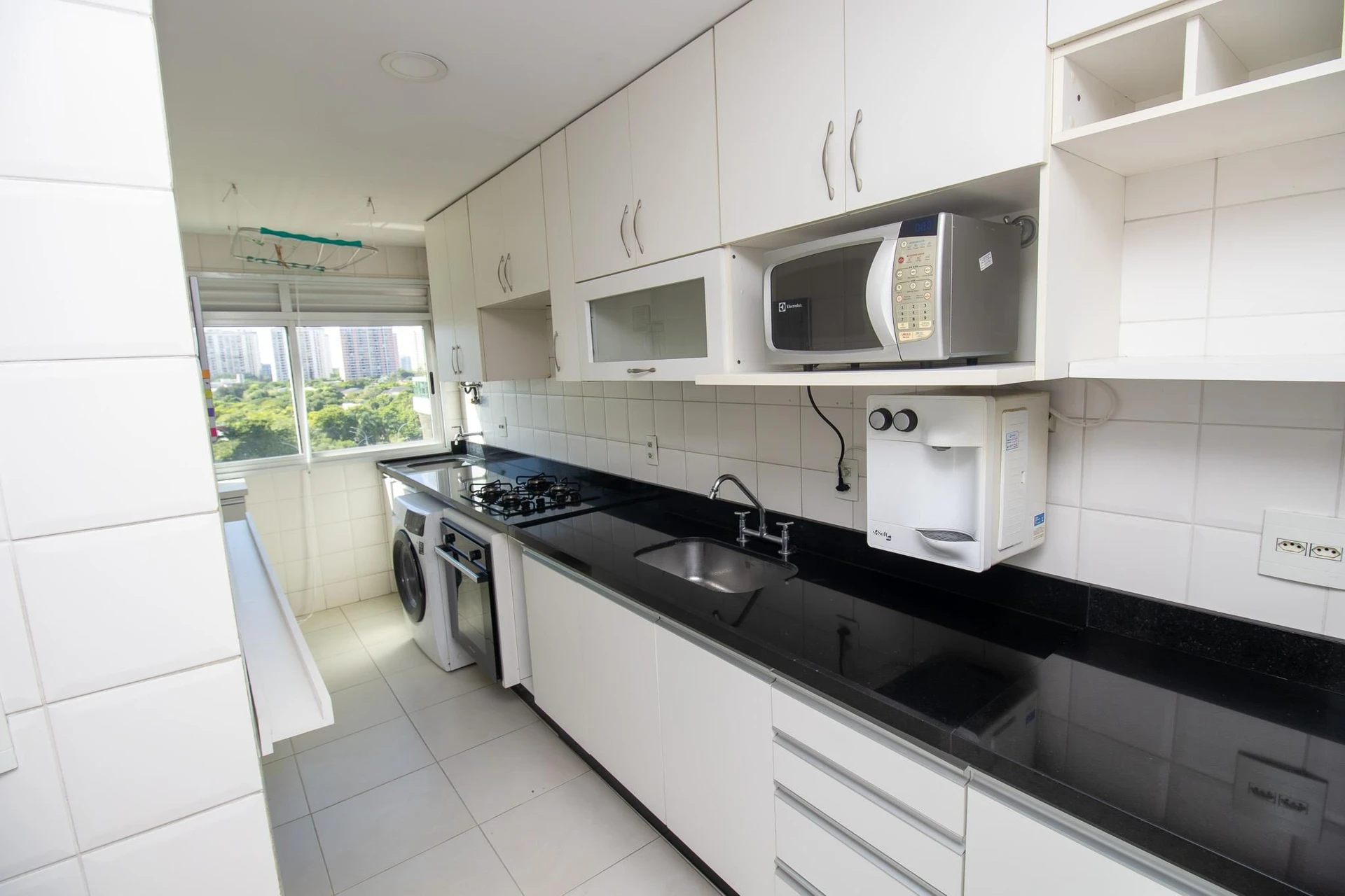 3-bedroom apartment with a glass-enclosed balcony — photo 2