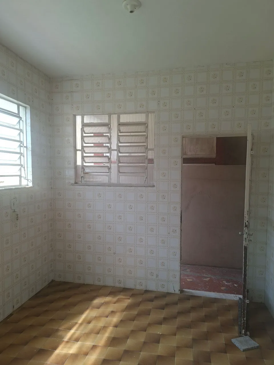 House with an electric shower and laundry area — photo 16