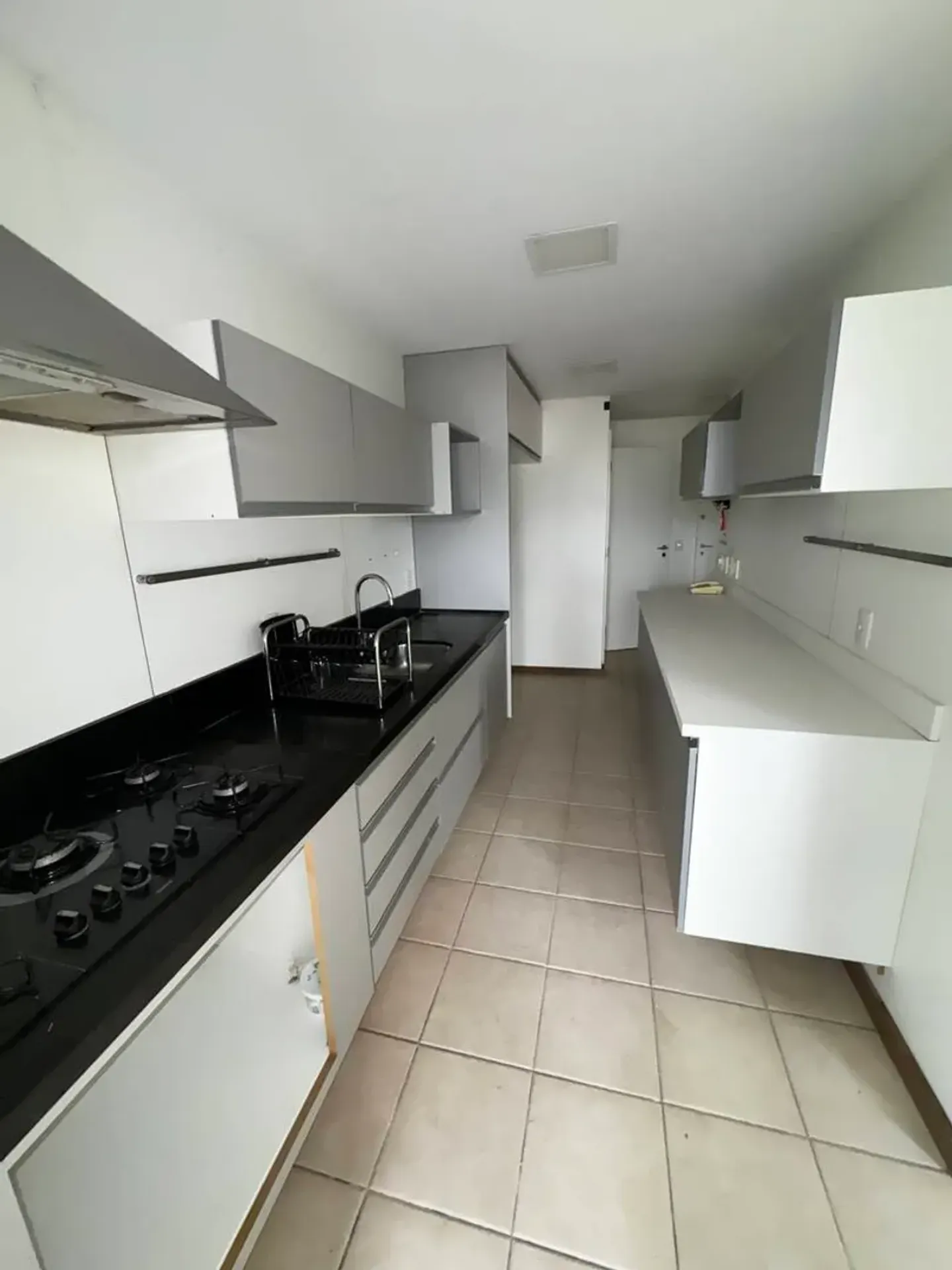 Apartamento com 4 quartos e varanda de vidro — photo 17