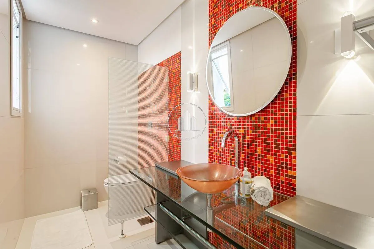 House with 6 en-suite bedrooms, 800 m² and 4 parking spots — photo 16