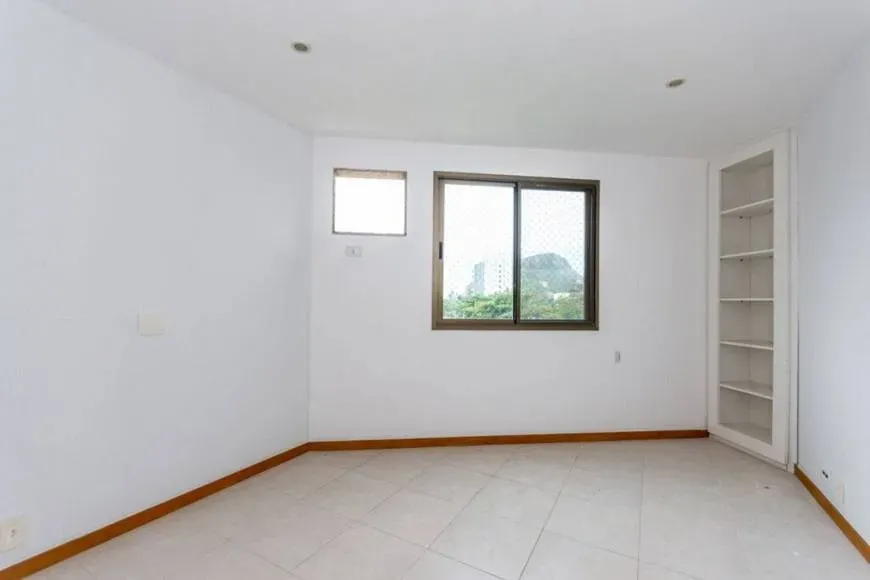 183 m² apartment with a walk-in closet and a bathtub — photo 27