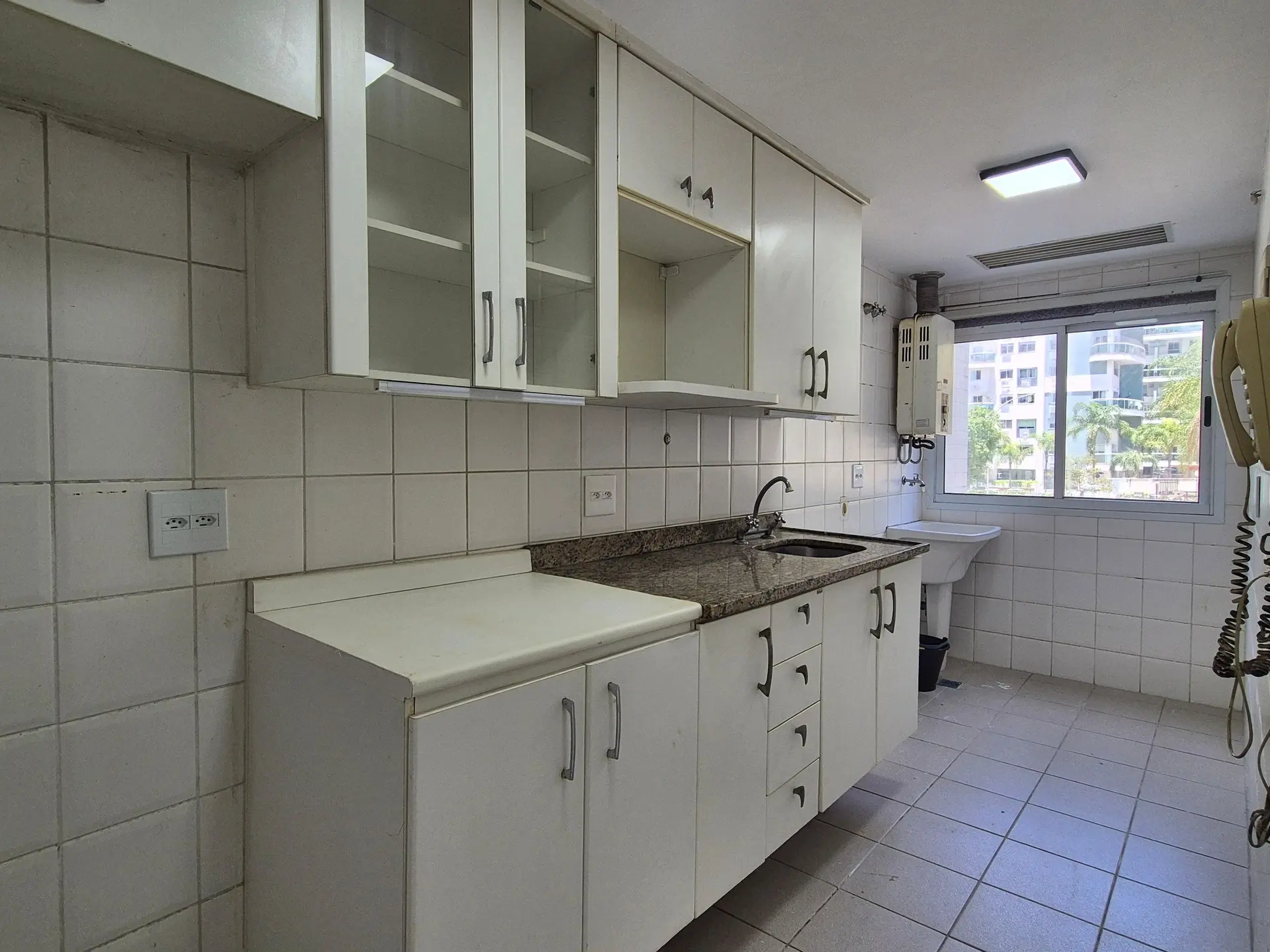 4-bedroom apartment in a building with a gym — photo 18