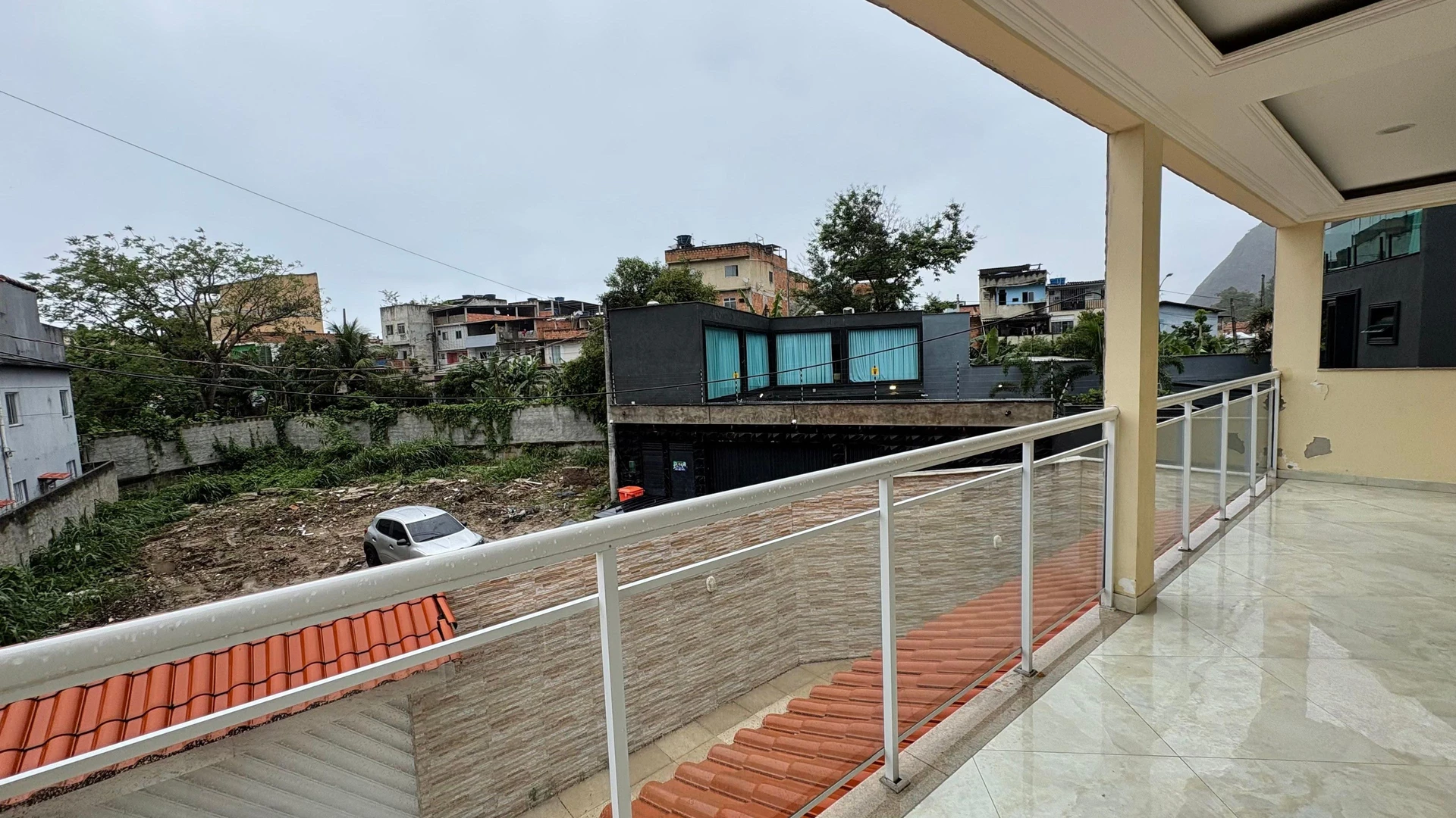 4-bedroom house with a glass-enclosed balcony — photo 6
