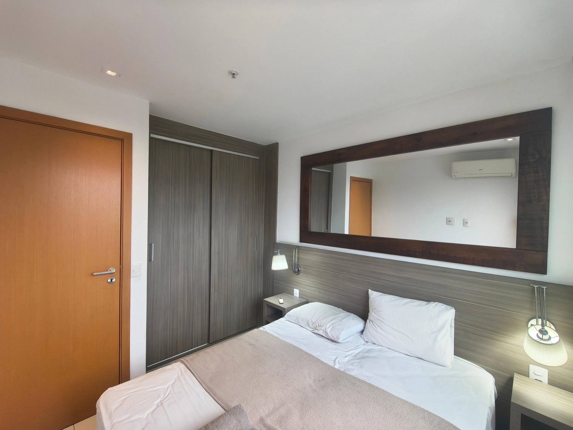 One-bedroom apartment with a mountain view in Rio de Janeiro — photo 7