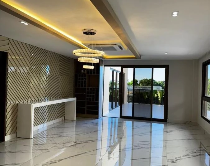 450 m² house with 4 en-suites and 6 bathrooms