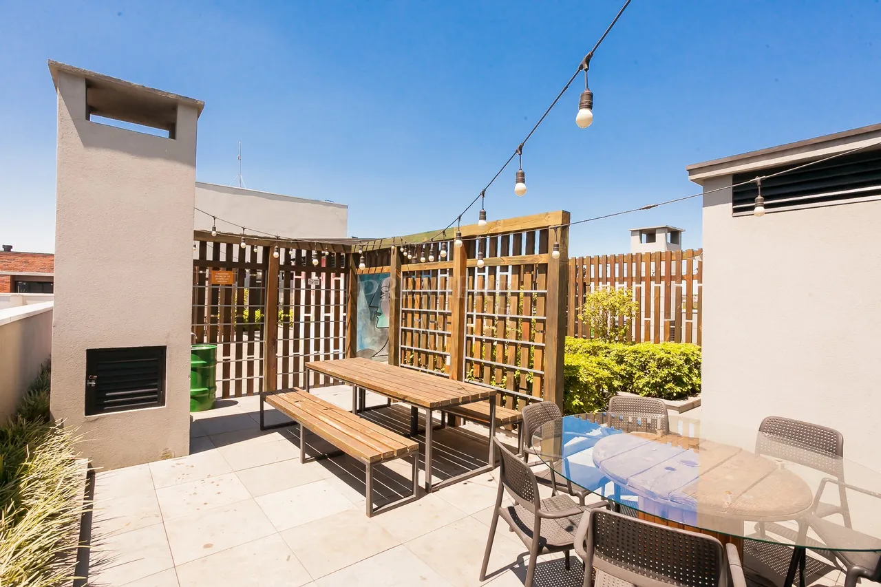 Estudio con cocina abierta y muebles empotrados — photo 16