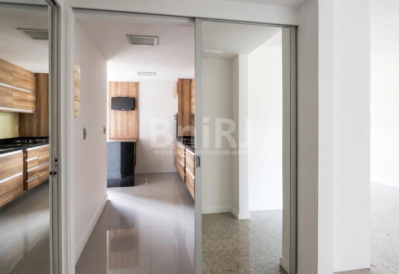 3-bedroom apartment in a building with a pool — photo 2