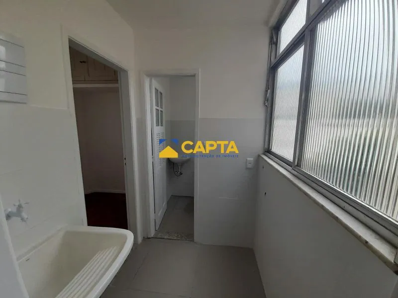 Wood or laminate floors in a 2-bedroom apartment, 68 m² — photo 15