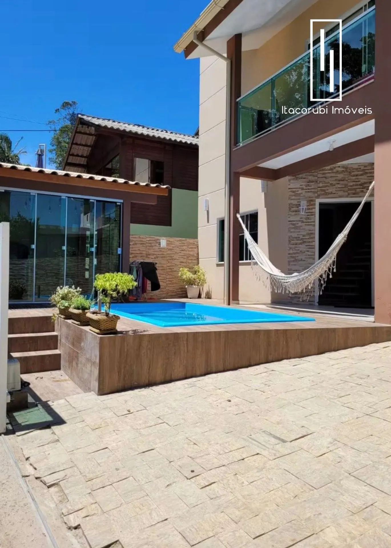 Furnished 2-bedroom house with an en-suite and pool — photo 12