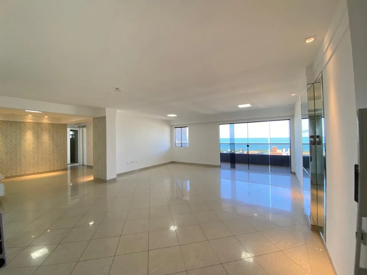 Apartment, 158 m², with a glass-enclosed balcony