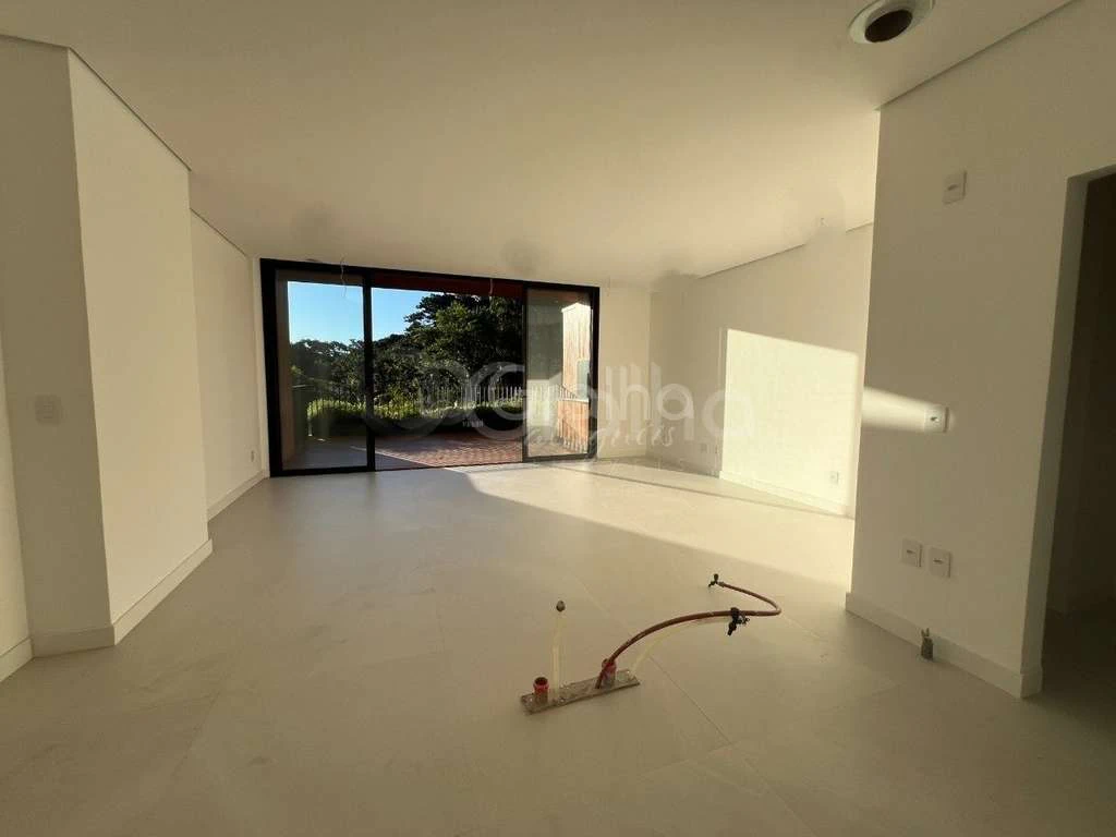 Unfurnished 2-bedroom apartment with 2 parking spaces