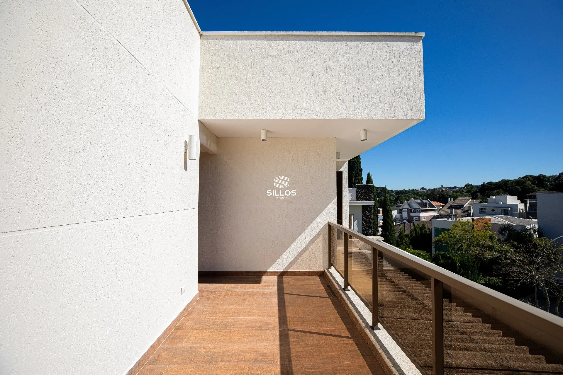 House with 4 bedrooms, 8 parking spaces in a condo — photo 36