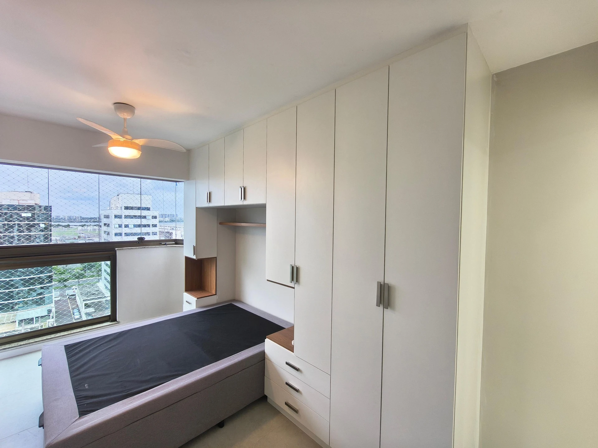 Floor-to-ceiling windows in a 3-bedroom apartment, 140 m² — photo 19