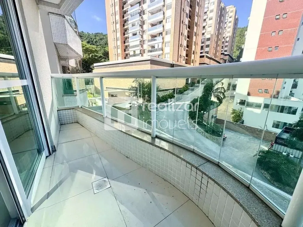 4-bedroom apartment in a building with a pool — photo 5