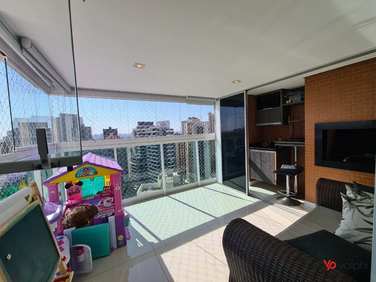 Furnished 2-bedroom apartment with enclosed balcony — photo 15