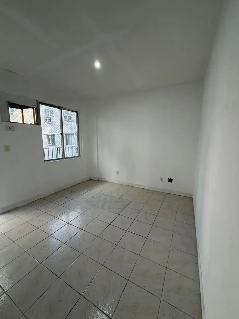 3-bedroom apartment with 2 bathrooms and glass shower — photo 5