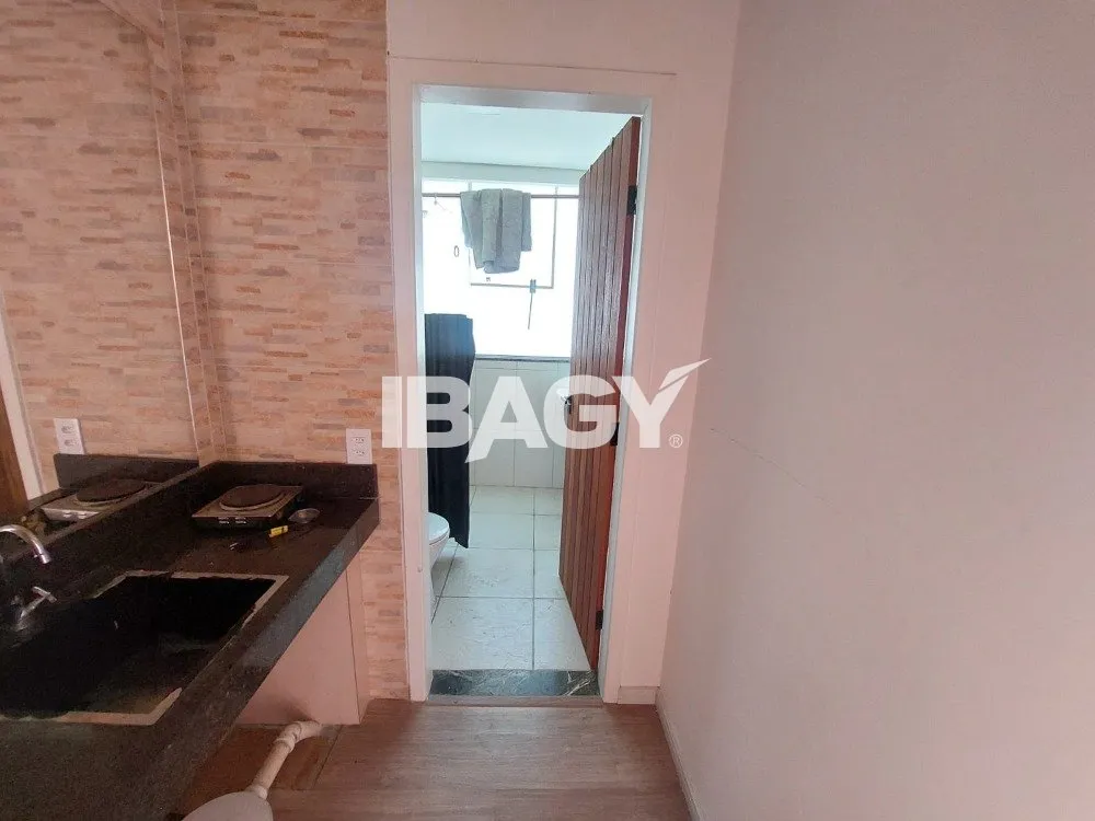 Studio de 25 m² com piso de madeira — photo 6