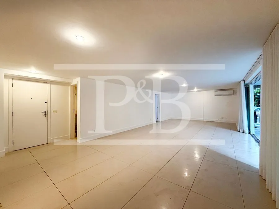 4-bedroom 300 m² apartment with a balcony — photo 12